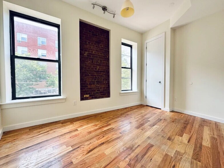 Building Photo - Furnished room/NOT APARTMENT