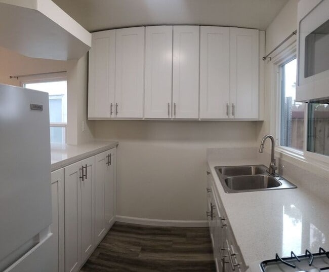 Building Photo - Gorgeous Studio in North Park! $500 New Year's Special