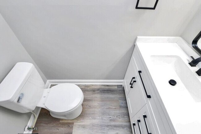 Building Photo - END UNIT 3BD/2.5BA Townhome in Lexington Commons