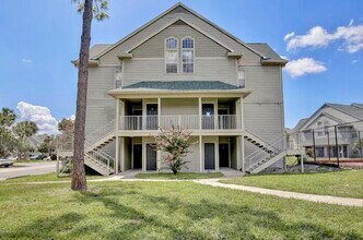 Building Photo - Beautiful 2/2 Cozy Condo with a Covered Pa...