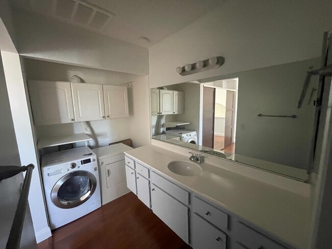 Building Photo - 740 Eastshore Terrace