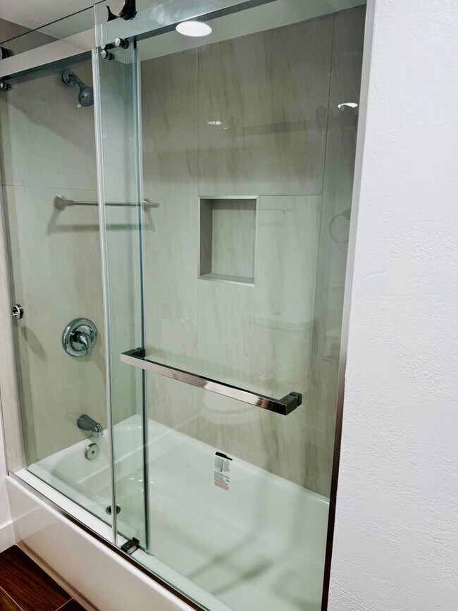 Building Photo - Remodelled 3/3 Townhome For Rent in Huntington Harbor!