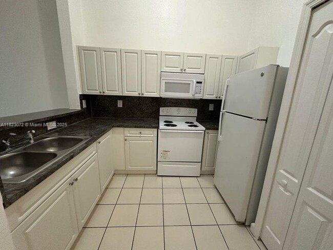 Building Photo - 1661 SE 29th Ct