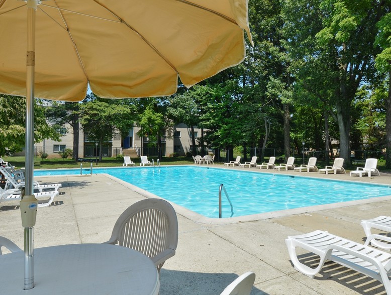 Swimming Pool - Valley Stream Apartments