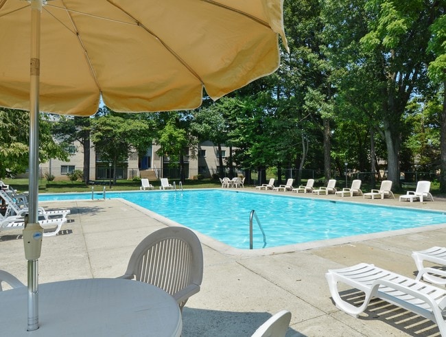 Swimming Pool - Valley Stream Apartments
