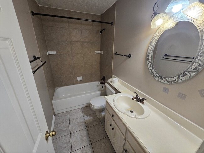 Building Photo - 2609 Classic Ct E