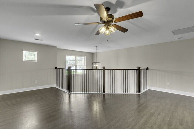Building Photo - Modern 2BD, 2.5BA Townhouse with Large Loft in Travelers Rest