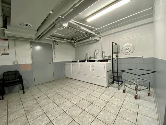 Building Photo - 6150 N Kenmore Ave