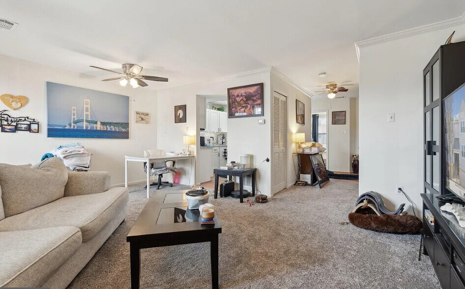 Building Photo - 8 Deer Run Ct