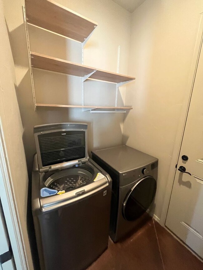 Building Photo - 2 Bed, 2 Bath Townhome