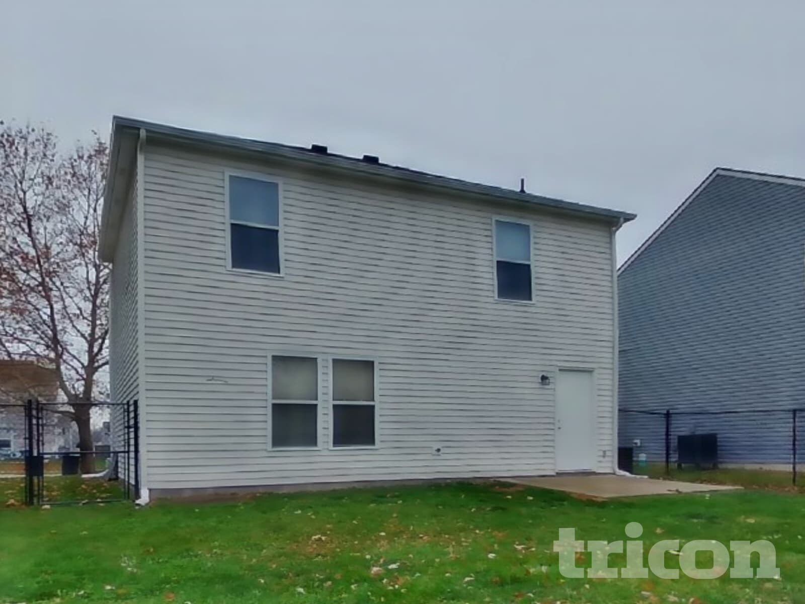 Building Photo - 10892 Woods Dr