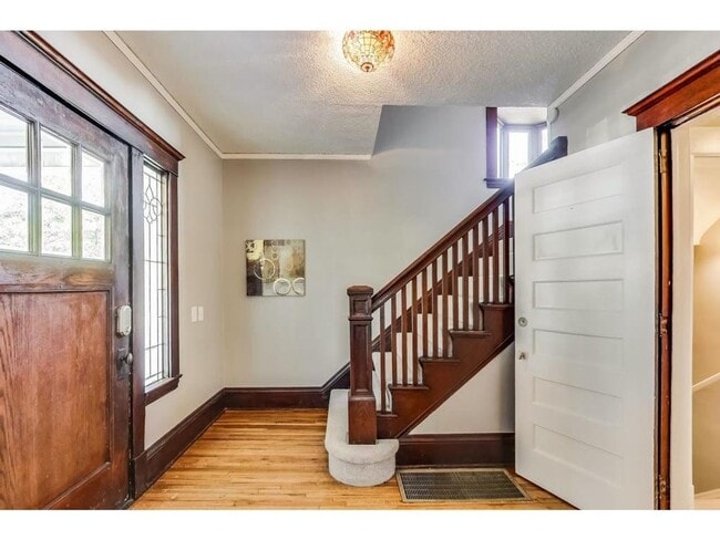 Building Photo - Hamline University- Large and Spacious 6 B...