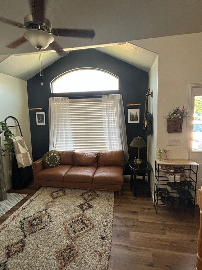 Building Photo - Spacious 5-Bedroom Haven with 3 Full Baths...