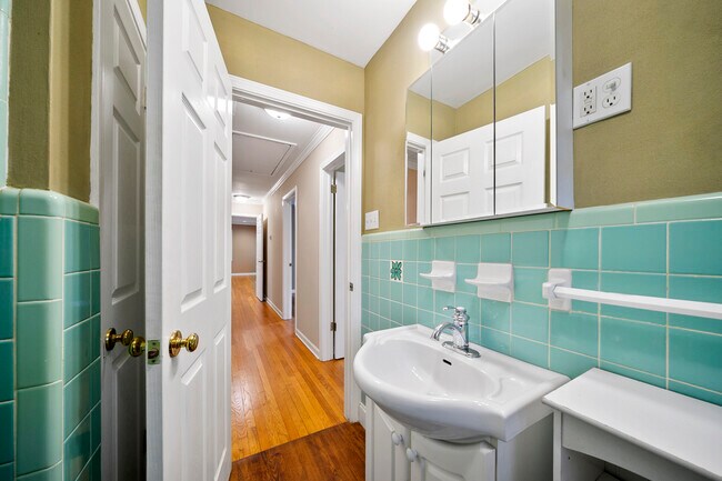 Building Photo - 253 Valley Ridge Dr