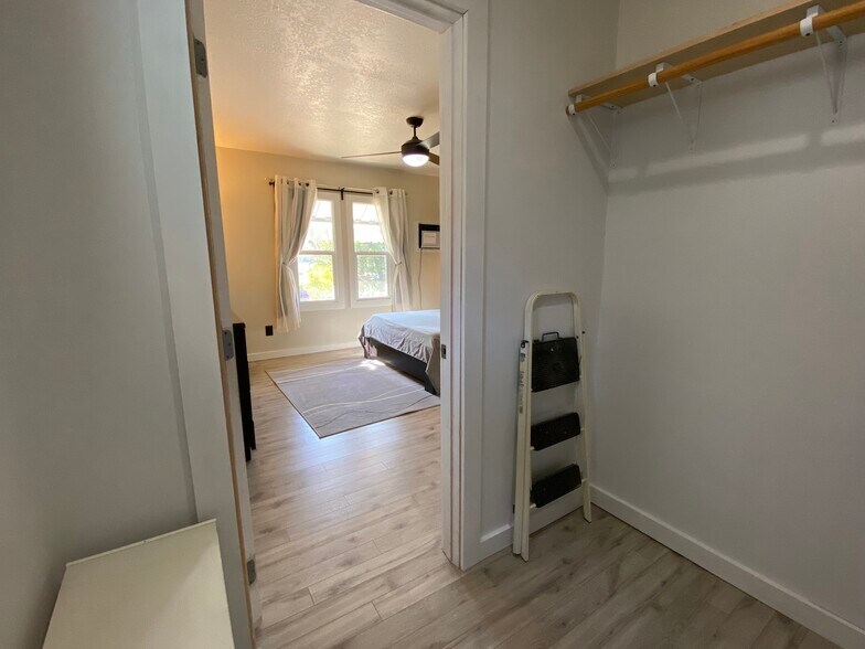 Building Photo - 1043 Sanborn Ave