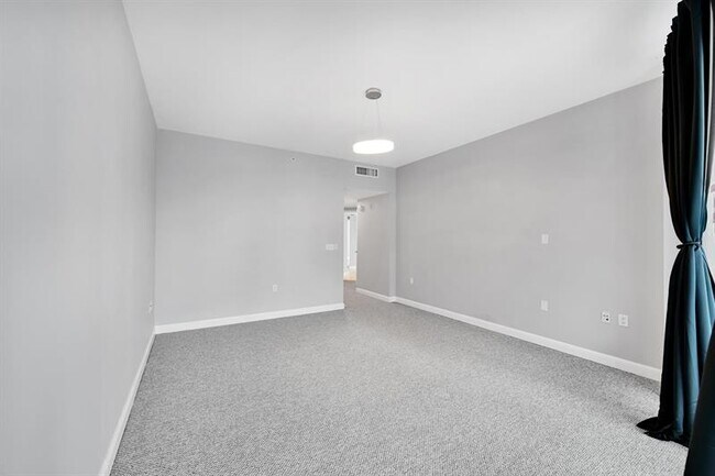 Building Photo - 333 Las Olas Way