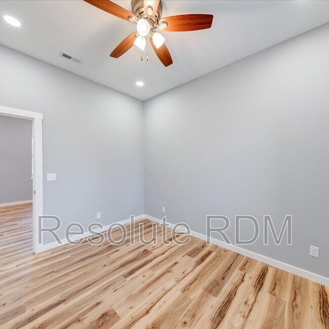 Building Photo - 804 N Locke St