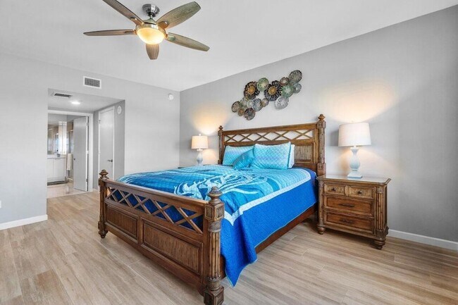 Building Photo - 2640 Lake Shore Dr