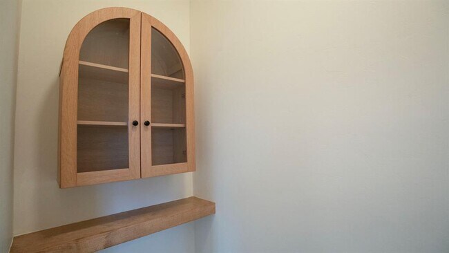 Building Photo - 605 N Idaho Ave