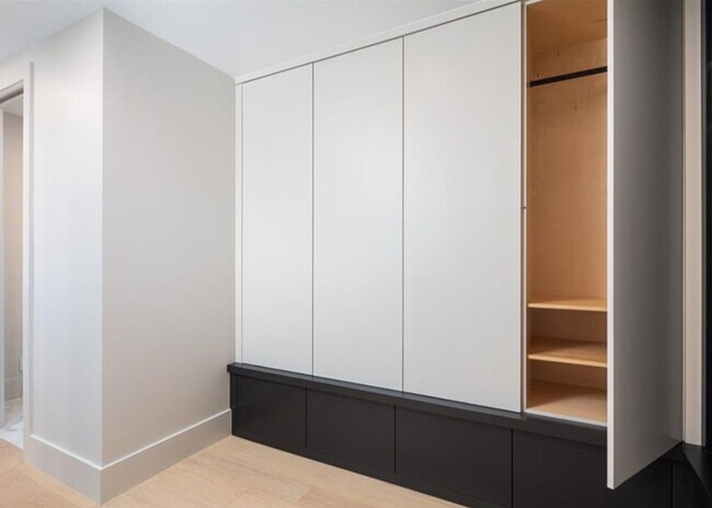 Building Photo - STUNNING REMODELED 4-BEDROOM, 3.5-BATH FUR...