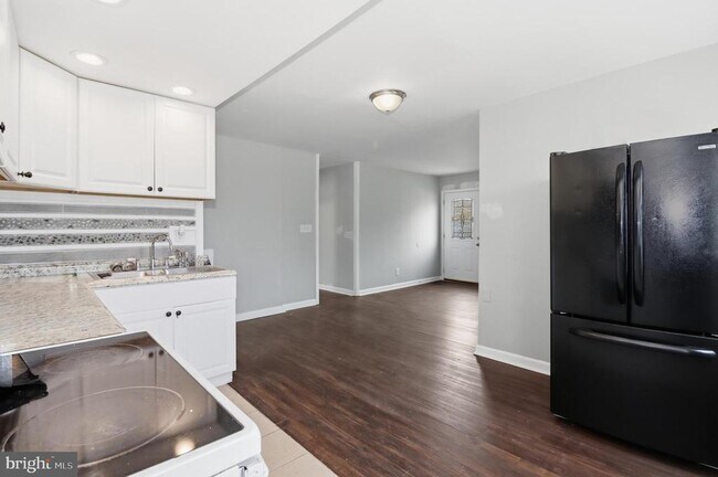 Building Photo - 4 Coville Dr