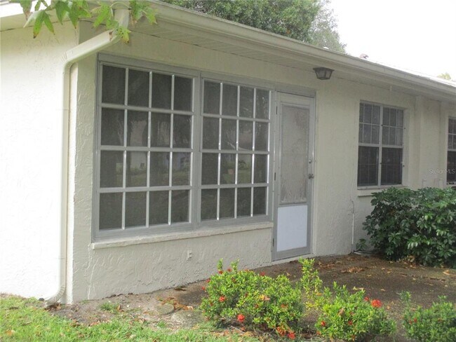 Building Photo - 2225 Lark Cir W