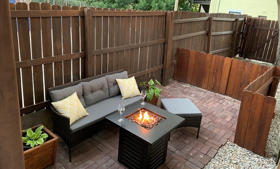 Fenced in courtyard - 1619 Mansfield St
