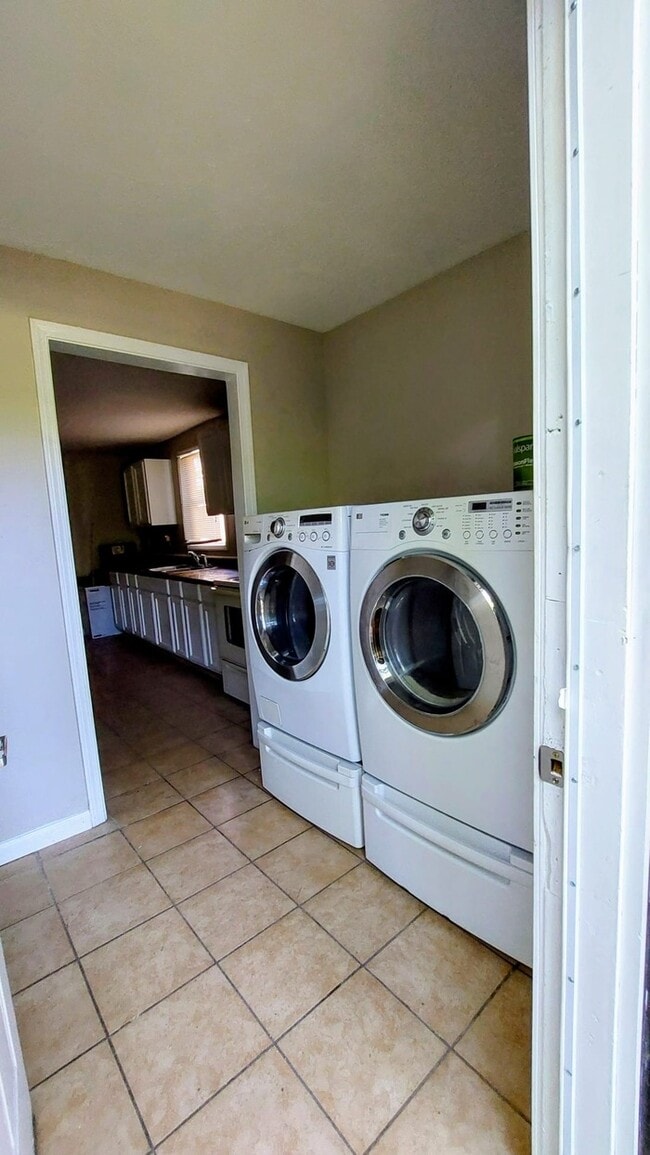 Building Photo - Duplex