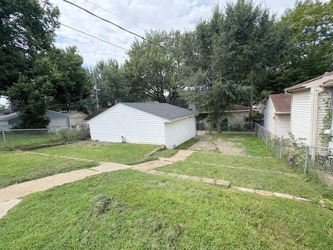 Building Photo - 5603 23rd Ave S