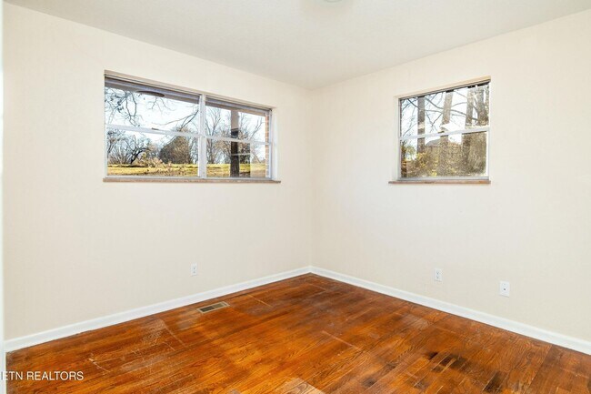 Building Photo - Maryville 37803 - 3 bedroom, 2 bath - call Jackie Mills 865-748-2851