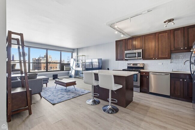 Building Photo - 2930 N Sheridan Rd