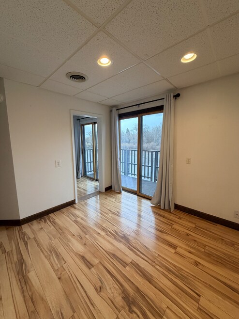 Building Photo - 1011 River Dr