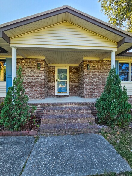 Building Photo - 398 Furman Ln