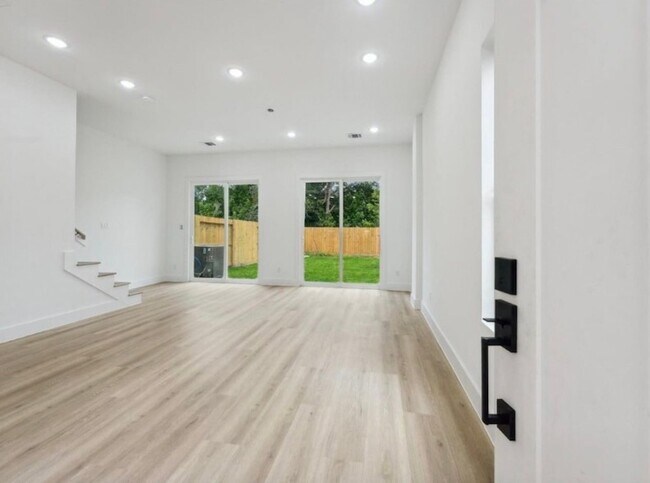 Building Photo - 7418 Maxroy St