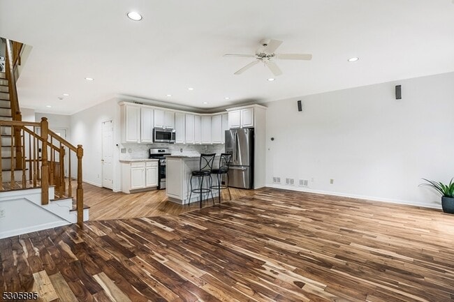 Building Photo - 5 Hidden Pond Ct