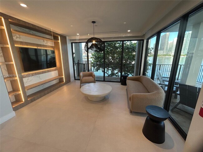 Building Photo - 801 N Venetian Dr