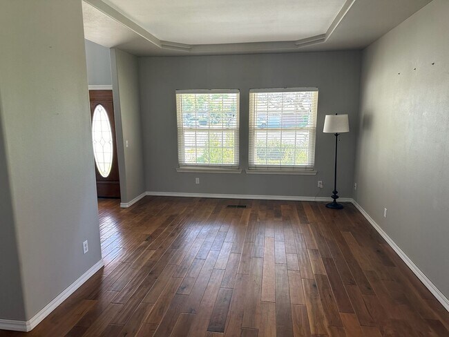 Building Photo - 511 Lone Oak Ct