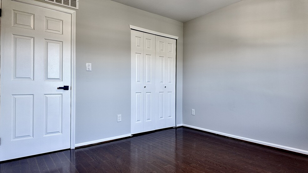 2 bedrooms with walk-in closets - 603 Kirby Way