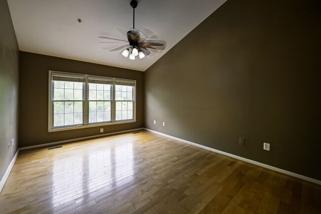 Building Photo - Tower Oaks First-Time Townhome in Rockville is Move-in Ready!