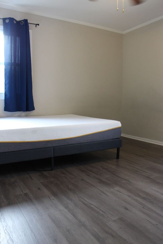 Building Photo - Bright and Spacious 3 Bedroom Furnished Rental