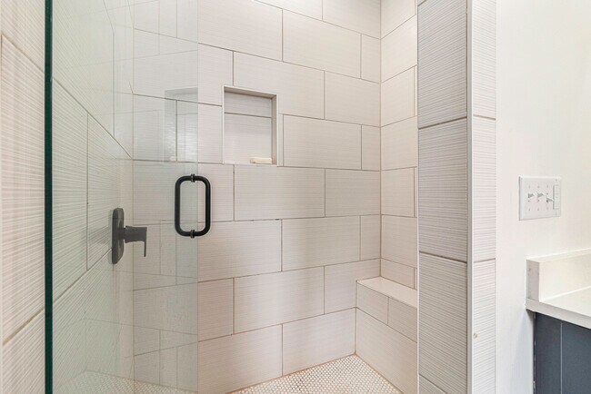 Building Photo - 2424 Memorial Dr SE