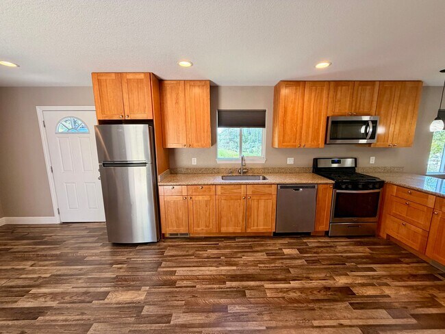 Building Photo - Updated 2 Bedroom 1 Bathroom in Grass Valley