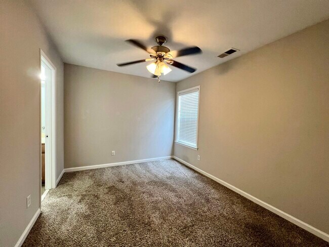 Building Photo - 154 Island Bluff Dr
