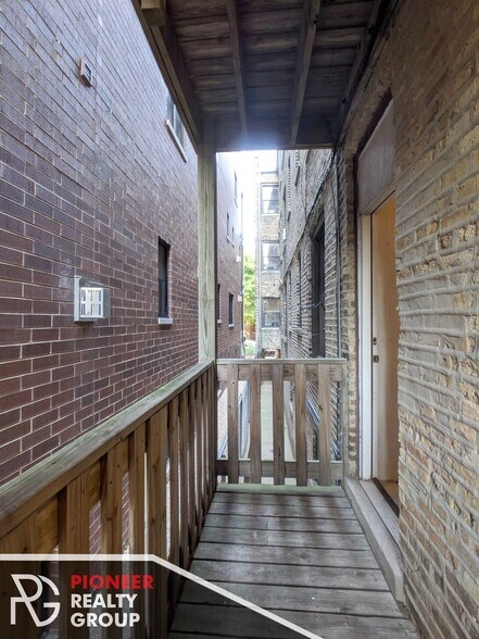 Building Photo - 717 W Barry Ave