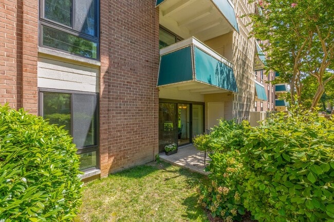 Building Photo - Lafayette Park Condominium | All Utilities Included | Pool, Tennis Court & Clubhouse
