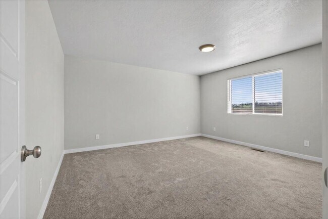 Building Photo - Luxury & Convenience: Newer 4 Bedroom, 2.5 Bath N. Meridian Home