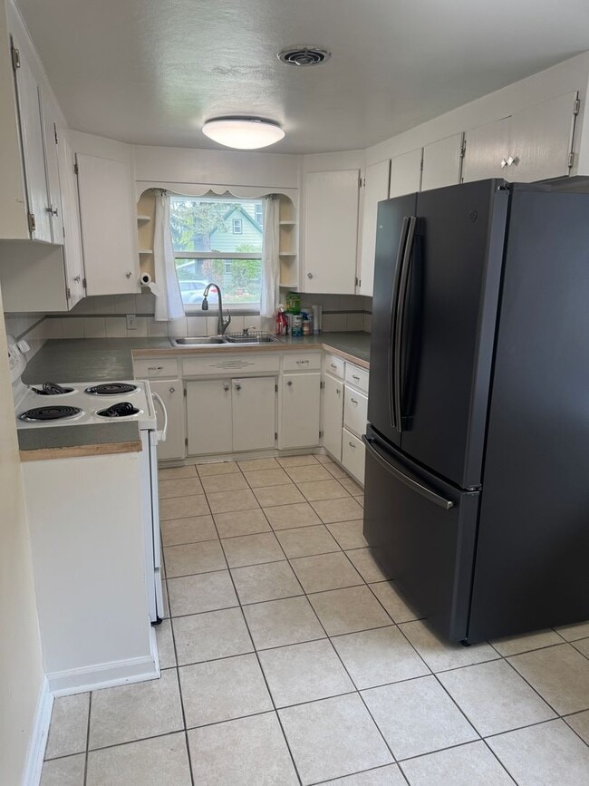 Building Photo - Spacious Home with Great Location