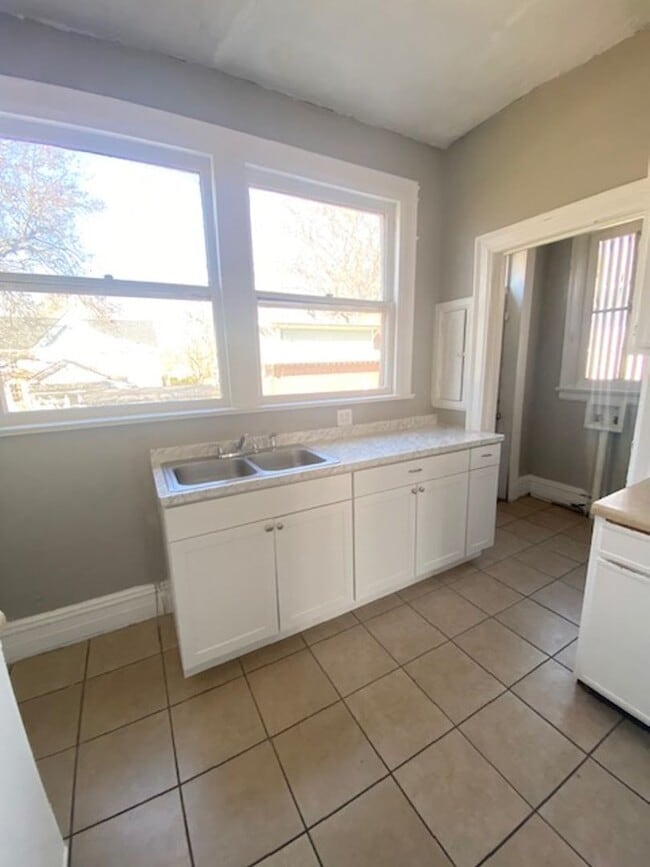 Building Photo - 4 bedroom 2.5 bath house with bonus room