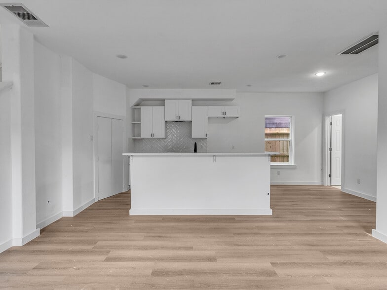 Building Photo - 8625 Homewood Ln