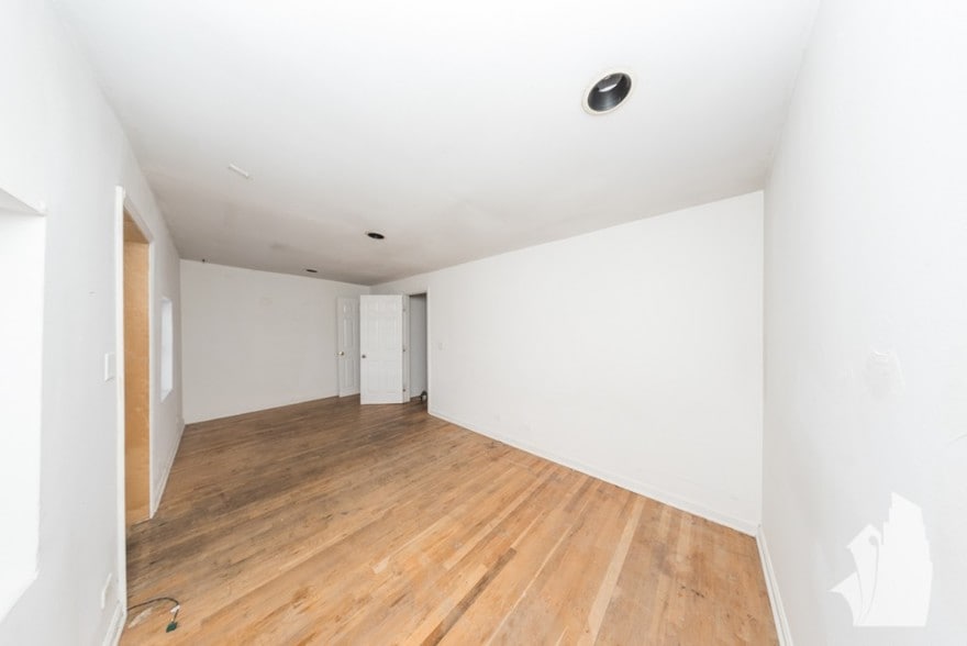 Building Photo - 2318 N Southport Ave